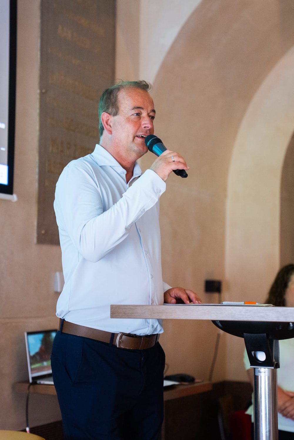 Leon van der Wilk als gastheer en presentator op het podium bij Sparta Rotterdam