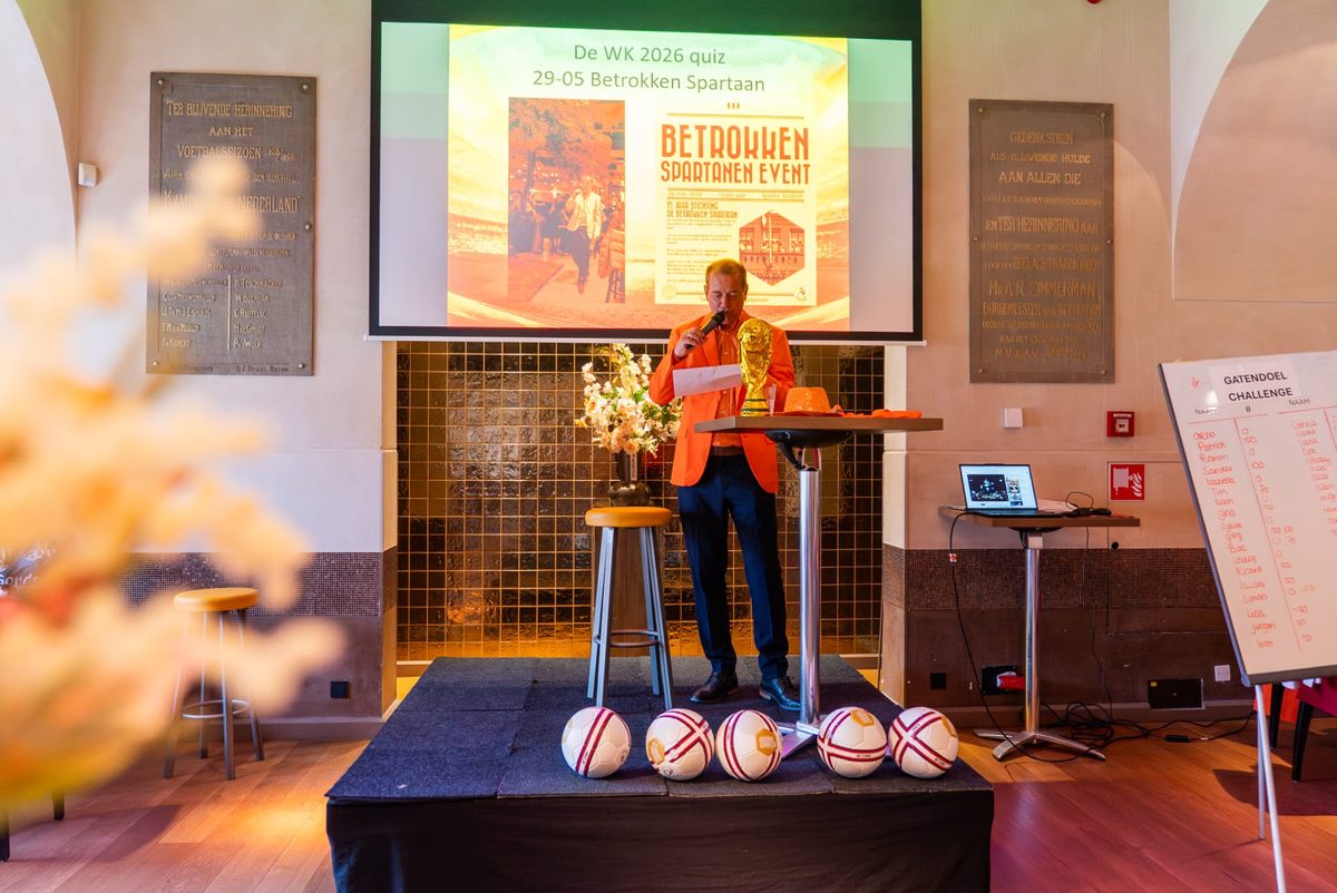 Leon van der Wilk presenteert de WK 2026 quiz tijdens het Betrokken Spartanen Event in Sparta Stadion
