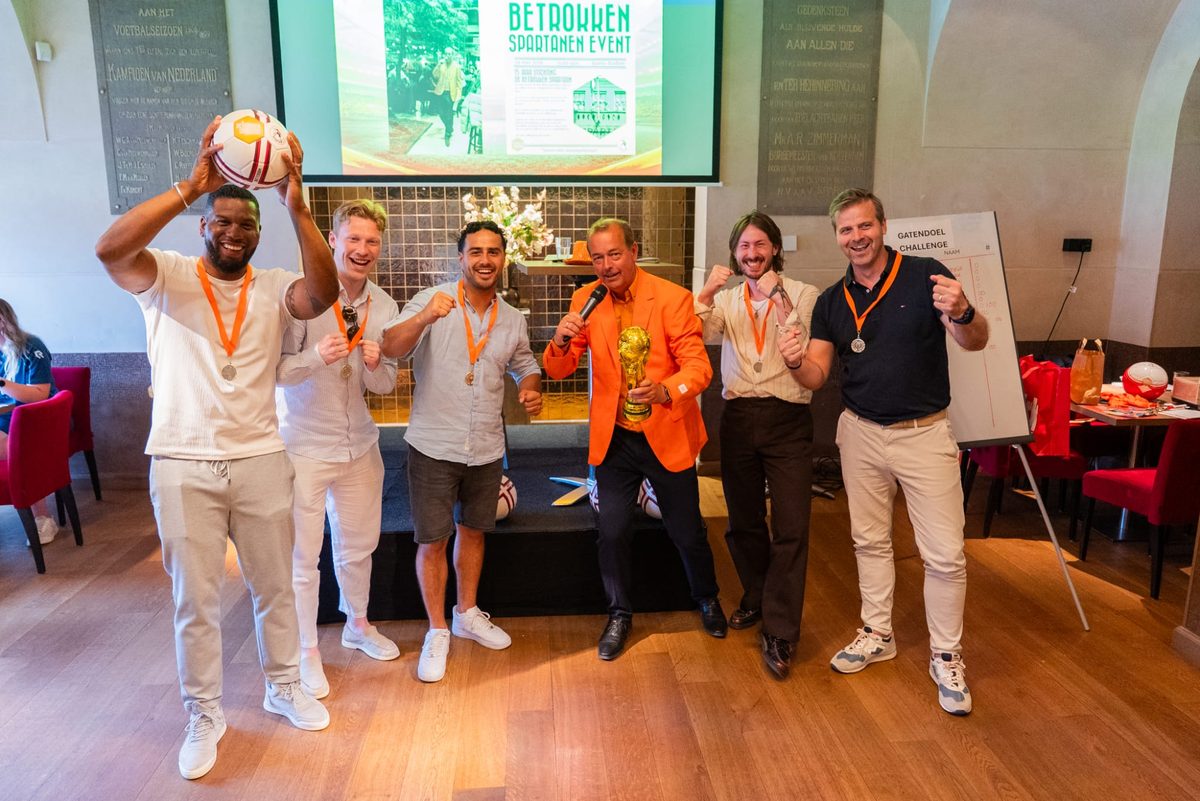 Winnend team met medailles bij de WK-quiz van Leon van der Wilk in Sparta Stadion