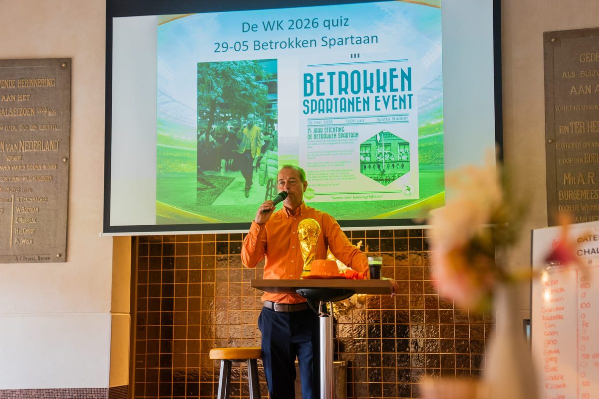 Leon van der Wilk presenteert de WK-quiz met de WK-beker bij Sparta Rotterdam