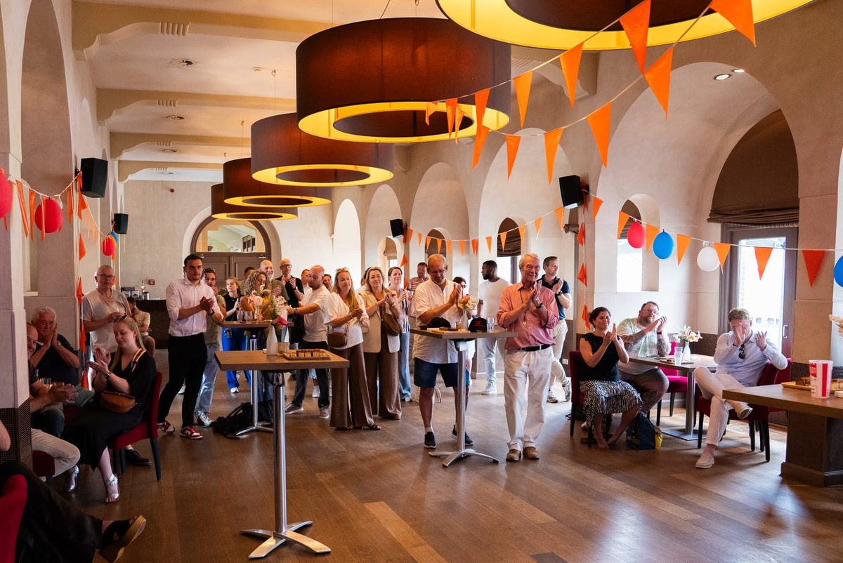 Volle zaal met Oranje-versiering tijdens de WK-quiz in Het Kasteel, Sparta Rotterdam