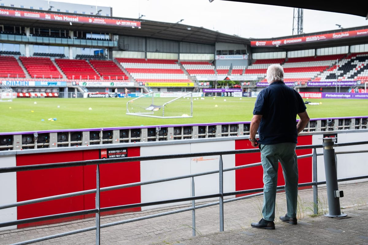 Leon van der Wilk kijkt uit over het veld van Sparta Rotterdam