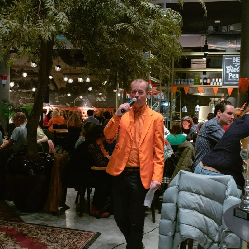 Leon van der Wilk in oranje, WK-pubquiz