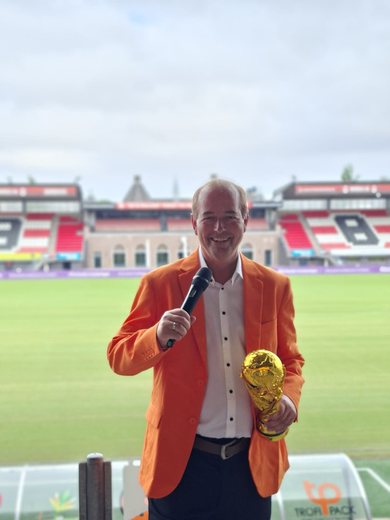 Leon van der Wilk in Oranje-pak met gouden plak, WK 2026