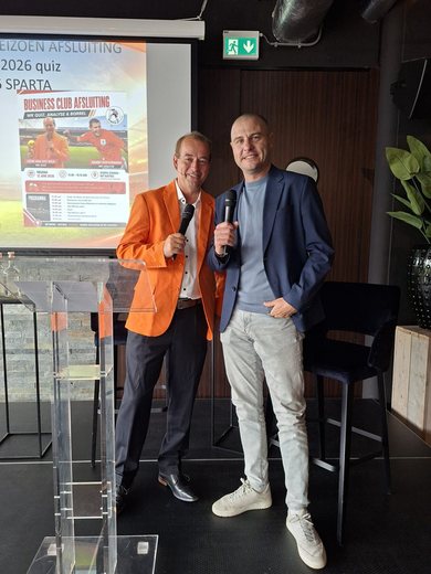 Leon van der Wilk op de microfoon tijdens een event